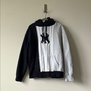 Kith X MLB - Yankees Men’s Large Black and Gray Color-Block Hoodie